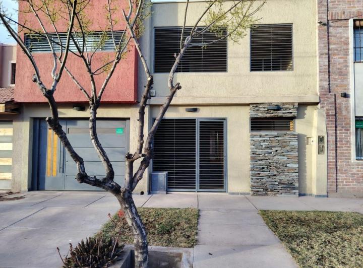 Casa · 193m² · 5 Ambientes · 2 Cocheras