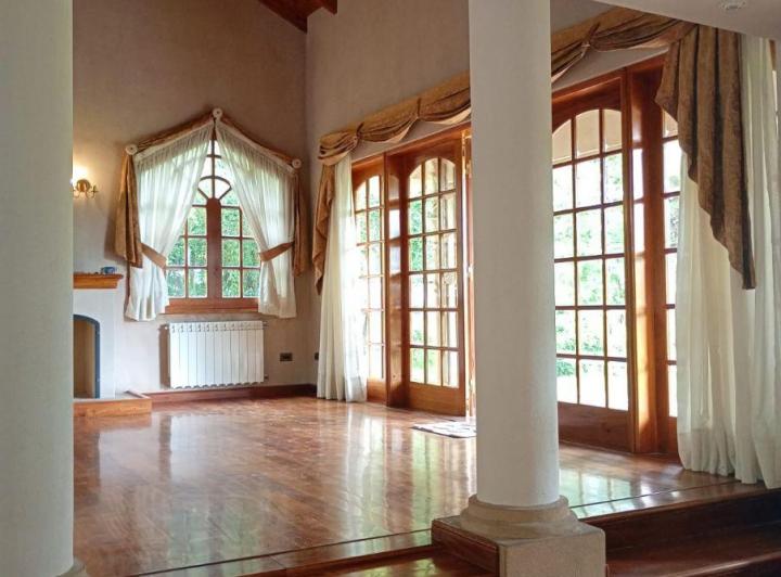 Casa · 410m² · 12 Ambientes · 2 Cocheras