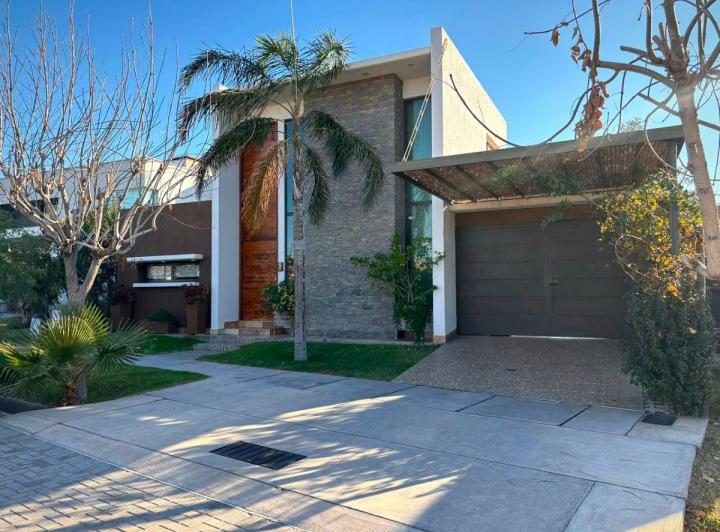Casa · 320m² · 5 Ambientes · 1 Cochera