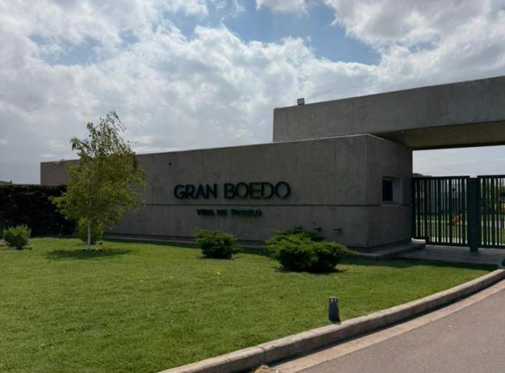 Casa · 230m² · 5 Ambientes · 2 Cocheras