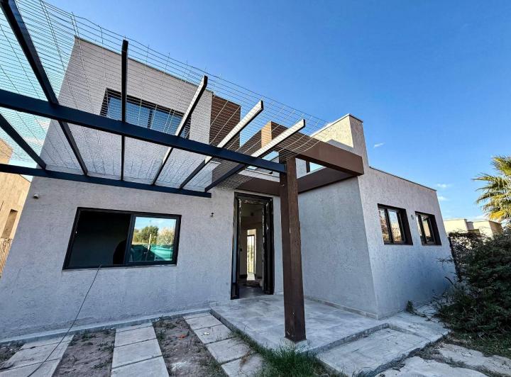 Casa · 282m² · 7 Ambientes · 2 Cocheras