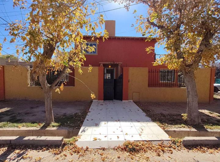Casa · 290m² · 8 Ambientes · 1 Cochera
