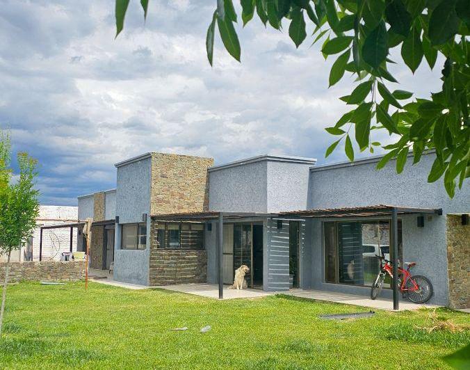 Casa · 240m² · 1 Ambiente · 2 Cocheras