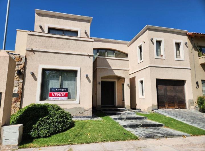 Casa · 253m² · 4 Ambientes · 2 Cocheras