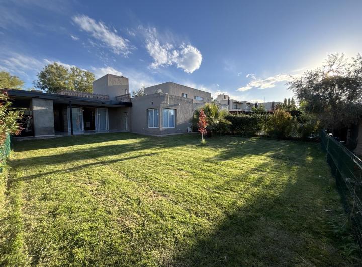 Casa · 192m² · 3 Ambientes · 2 Cocheras