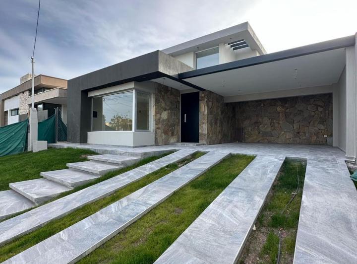 Casa · 179m² · 4 Ambientes · 2 Cocheras