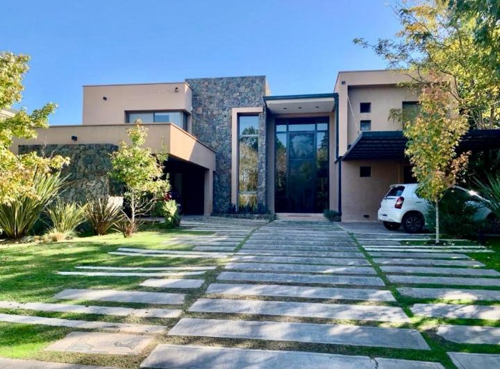 Casa · 500m² · 5 Ambientes · 4 Cocheras
