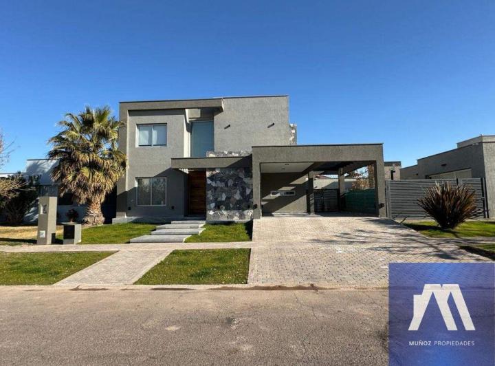 Casa · 300m² · 10 Ambientes · 2 Cocheras