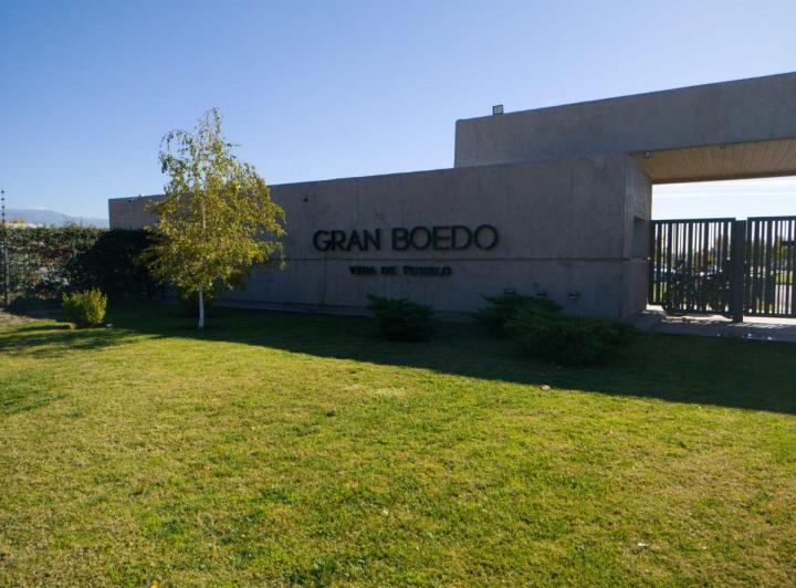 Casa · 215m² · 6 Ambientes · 2 Cocheras