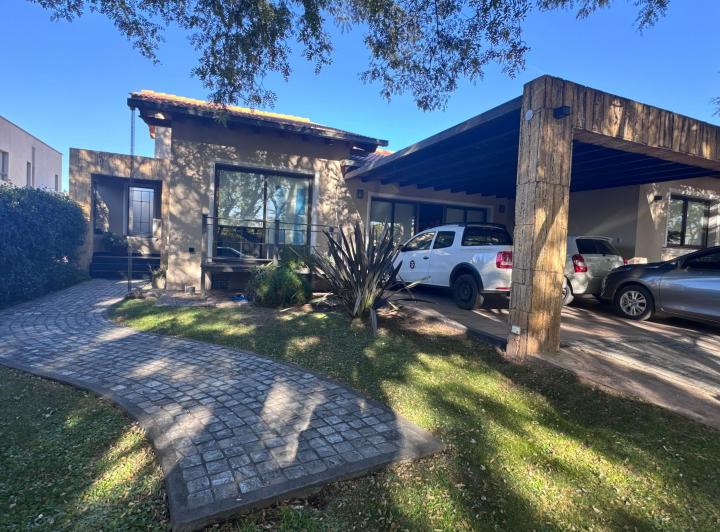 Casa · 310m² · 3 Dormitorios · 4 Cocheras