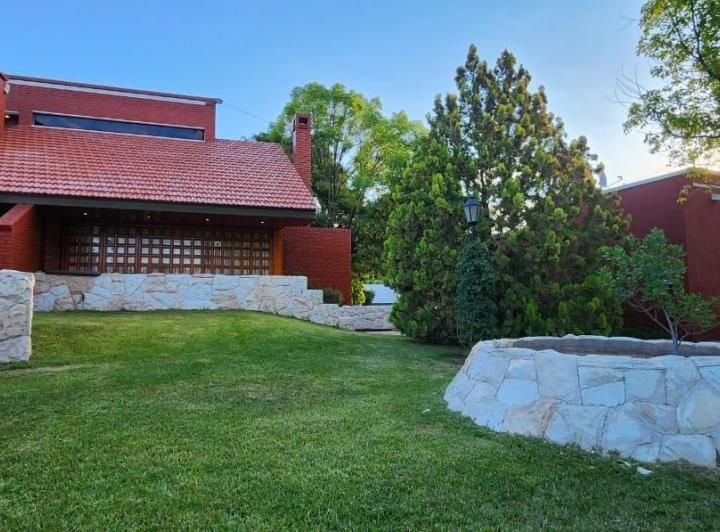 Casa · 450m² · 5 Ambientes · 3 Cocheras