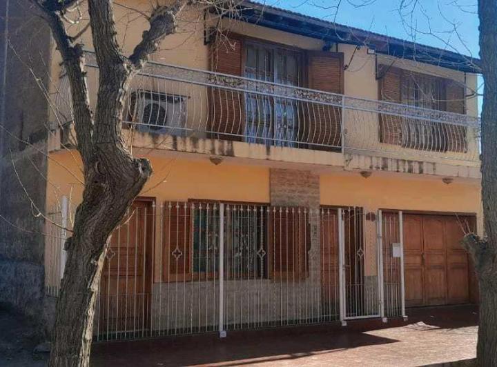 Casa · 222ha · 9 Ambientes · 2 Cocheras