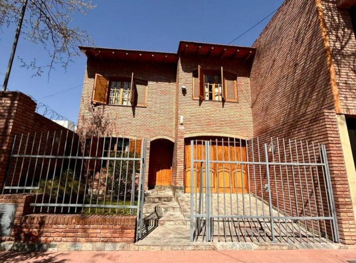 Casa · 207m² · 6 Ambientes · 1 Cochera