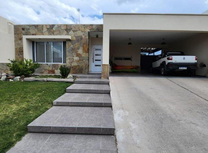 Casa · 190m² · 6 Ambientes · 2 Cocheras
