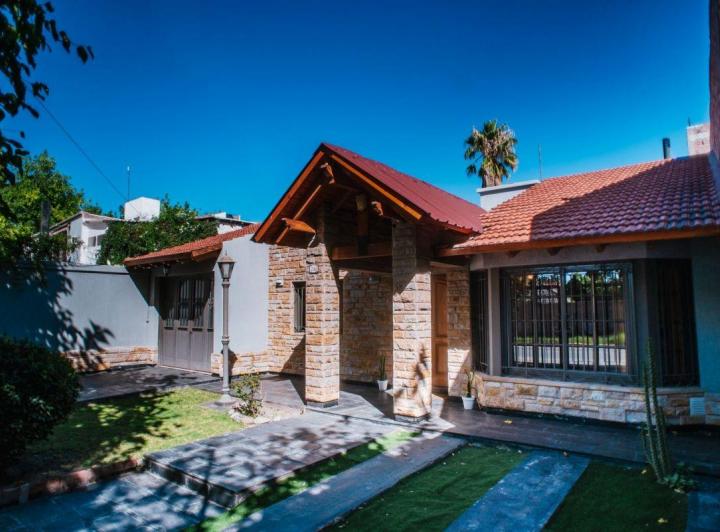 Casa · 185m² · 3 Ambientes · 2 Cocheras