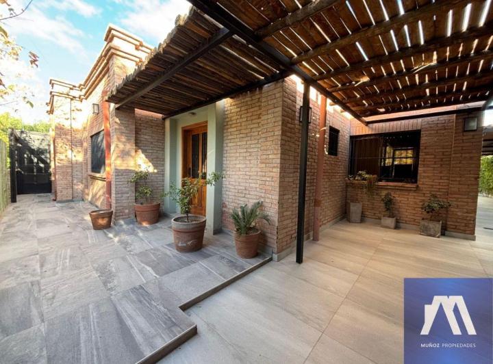 Casa · 220m² · 8 Ambientes · 4 Cocheras