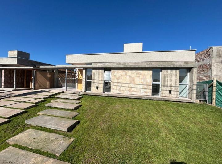 Casa · 110m² · 4 Ambientes · 2 Cocheras
