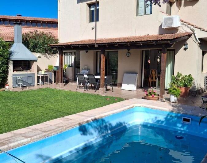 Casa · 261m² · 8 Ambientes · 2 Cocheras