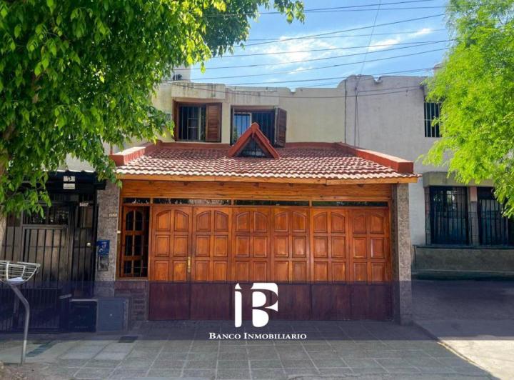 Casa · 104m² · 6 Ambientes · 1 Cochera