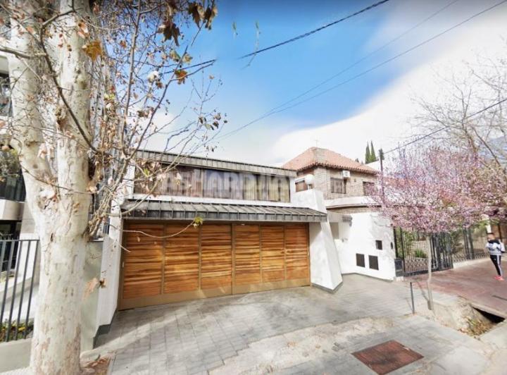 Casa · 330m² · 6 Ambientes · 3 Cocheras