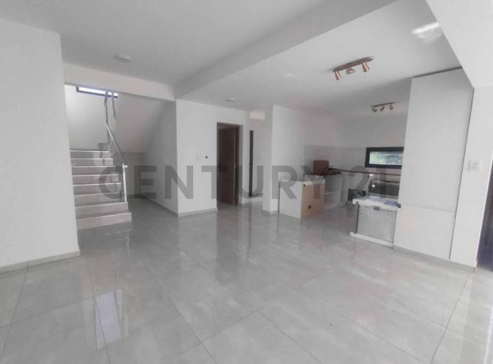 Casa · 200m² · 5 Ambientes · 2 Cocheras