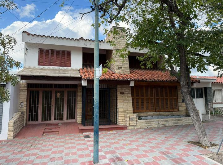 Casa · 254m² · 4 Dormitorios · 1 Cochera