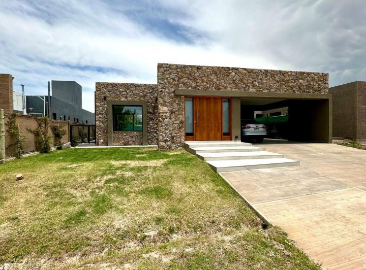 Casa · 230m² · 4 Ambientes · 2 Cocheras