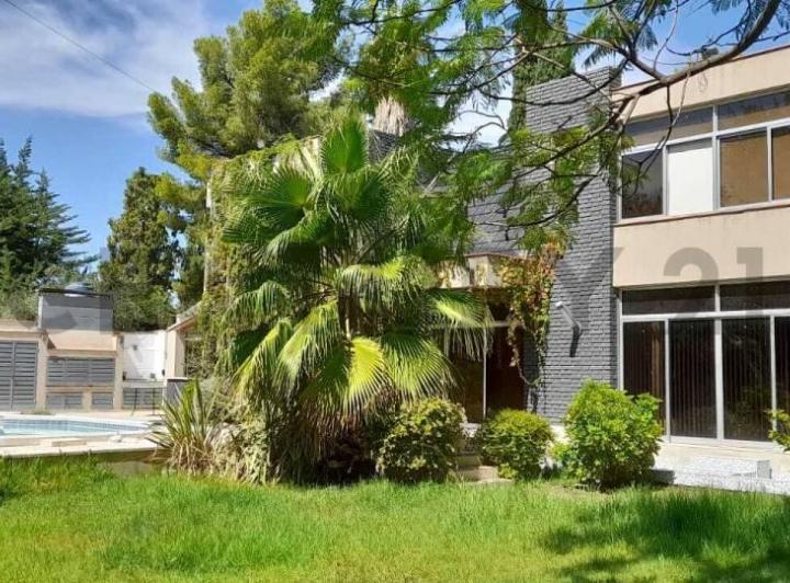 Casa · 550m² · 5 Dormitorios · 2 Cocheras