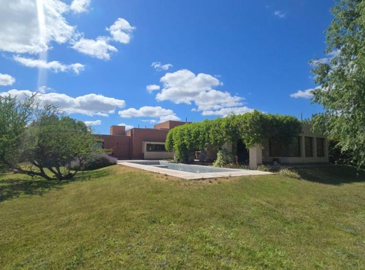 Casa · 250m² · 1 Ambiente · 3 Cocheras