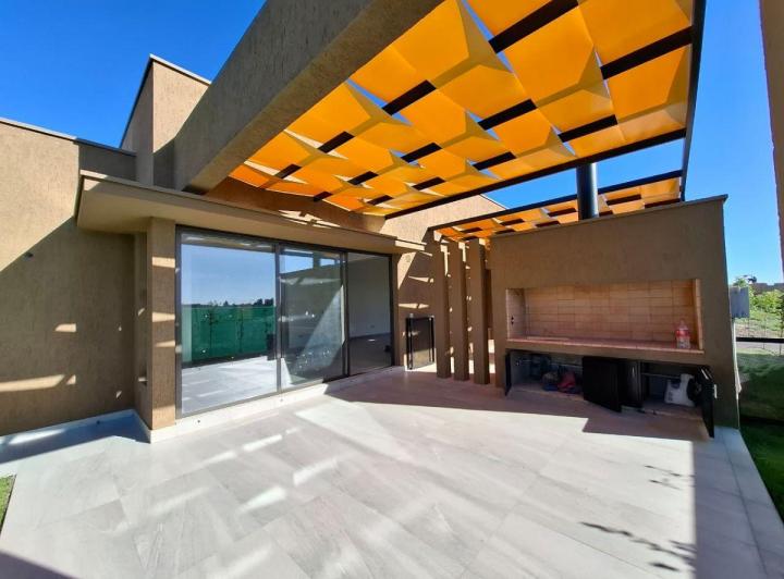 Casa · 220m² · 5 Ambientes · 2 Cocheras