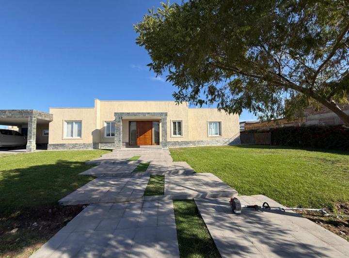 Casa · 320m² · 4 Dormitorios · 2 Cocheras