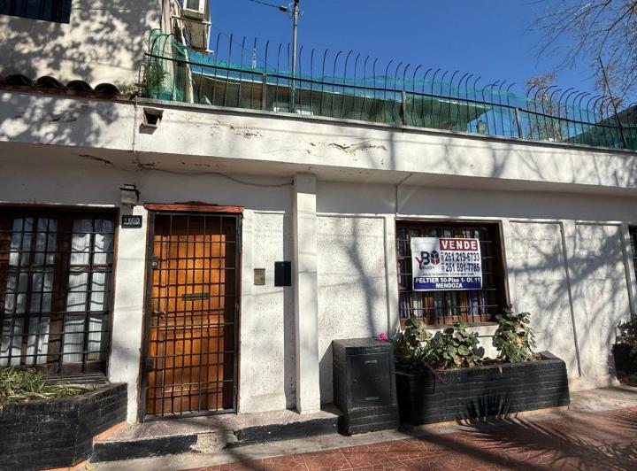 Casa · 217m² · 8 Ambientes · 1 Cochera