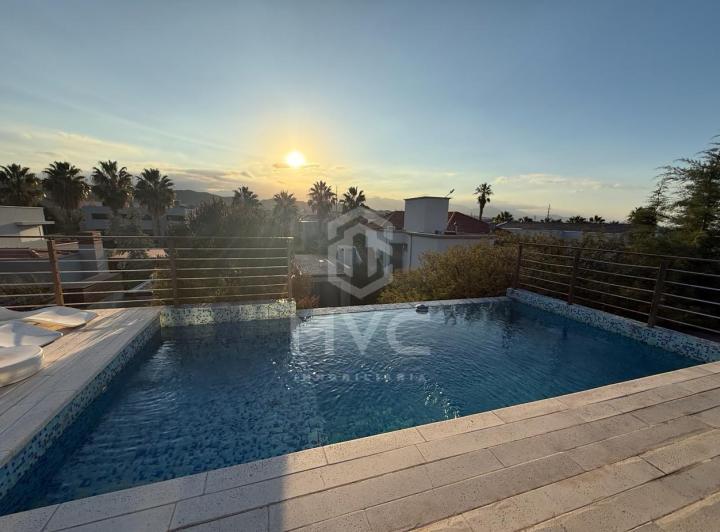Casa · 337m² · 7 Ambientes · 4 Cocheras