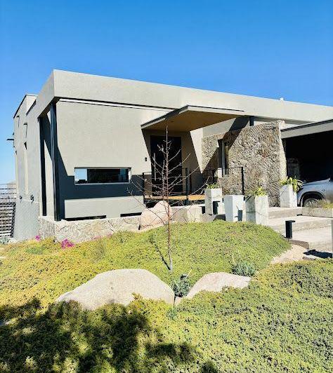 Casa · 230m² · 8 Ambientes · 2 Cocheras