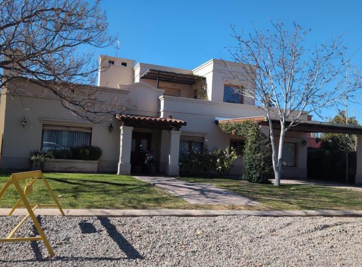 Casa · 350m² · 10 Ambientes · 2 Cocheras