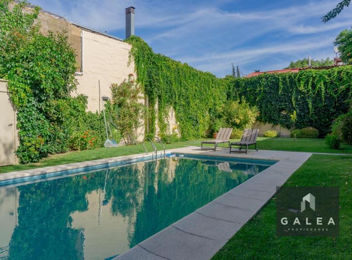 Casa · 230m² · 9 Ambientes · 2 Cocheras