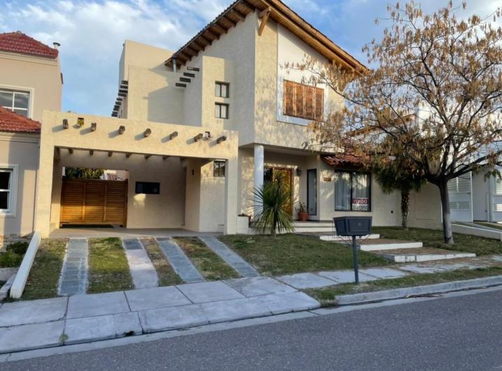 Casa · 342m² · 4 Ambientes · 2 Cocheras