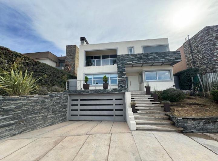 Casa · 380m² · 7 Ambientes · 2 Cocheras