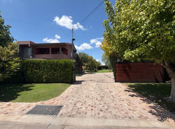 Casa · 400m² · 8 Ambientes · 4 Cocheras