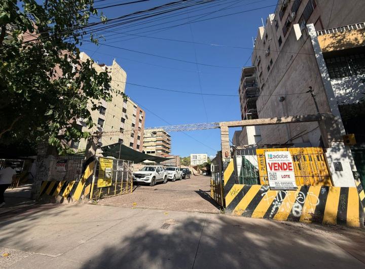 Terreno · 877m²