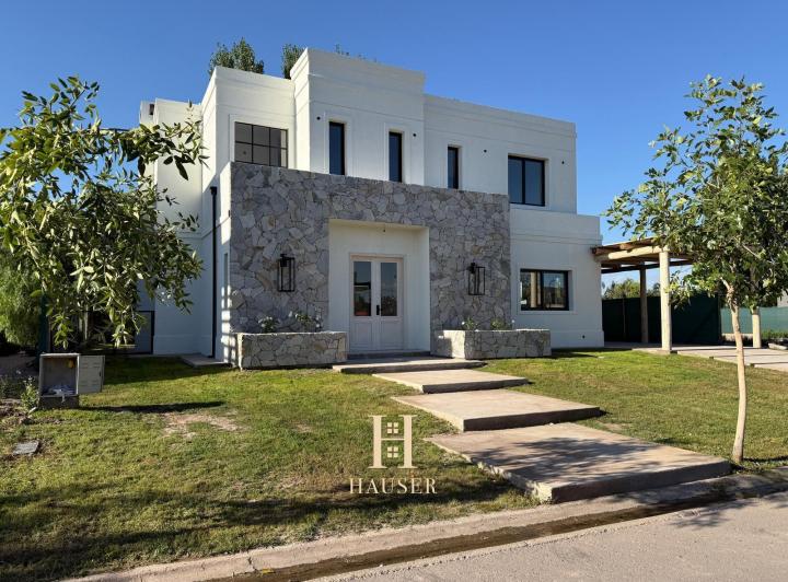 Casa · 292m² · 6 Ambientes · 1 Cochera