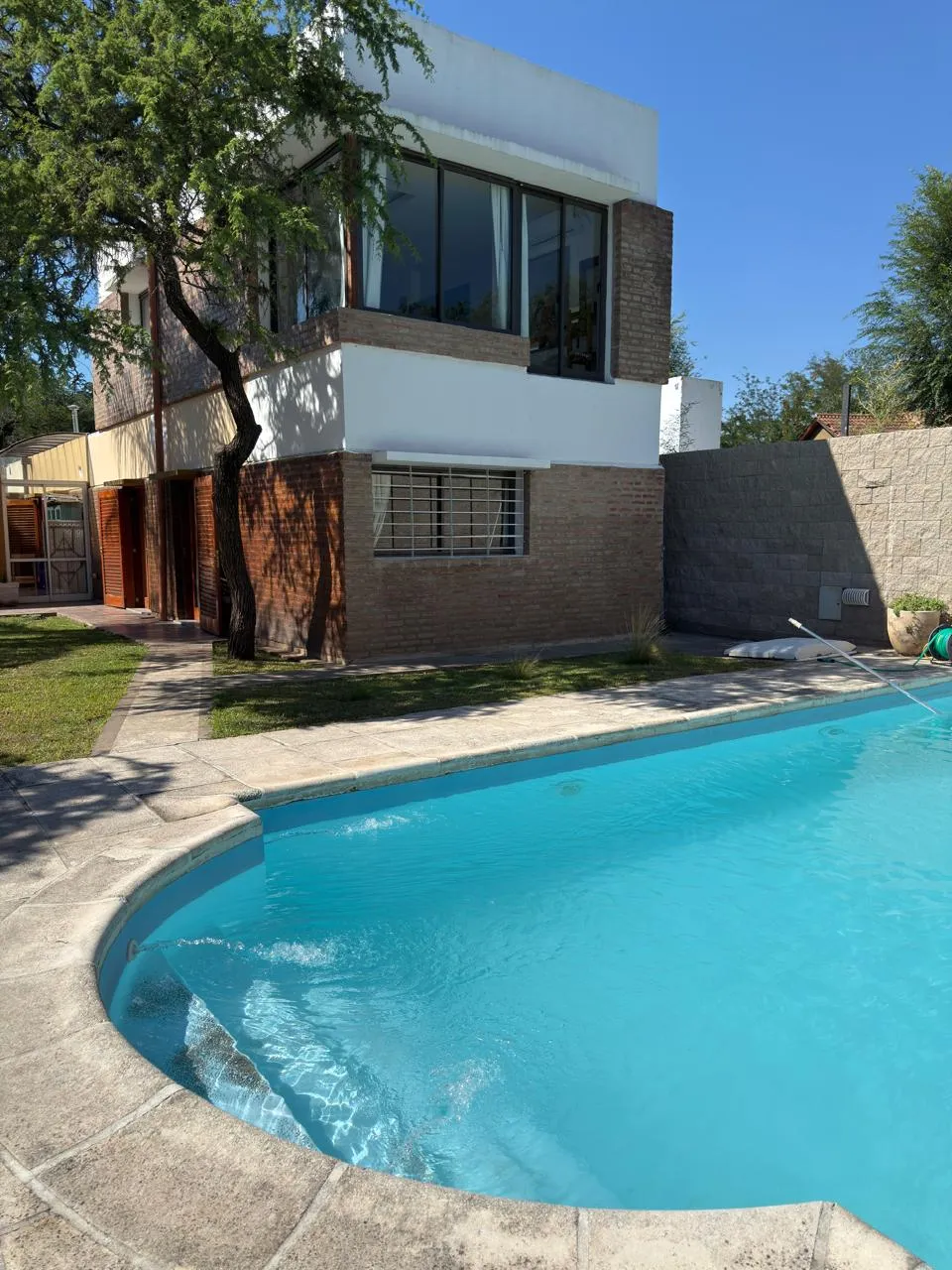 VENTA CASA DE 3 DORM CON PILETA EN BARRIO GOLF VILLA ALLENDE