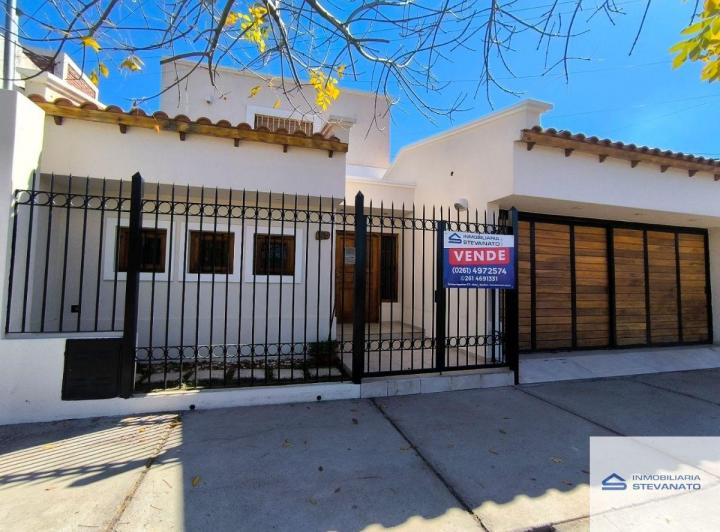 Casa · 220m² · 6 Ambientes · 2 Cocheras