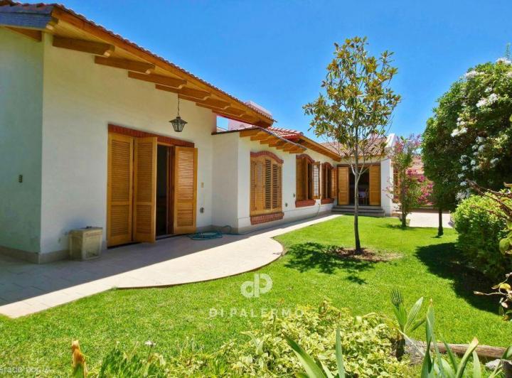 Casa · 270m² · 8 Ambientes · 2 Cocheras