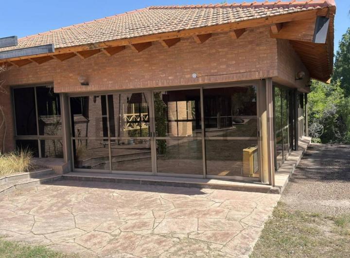 Casa · 850m² · 5 Ambientes · 3 Cocheras