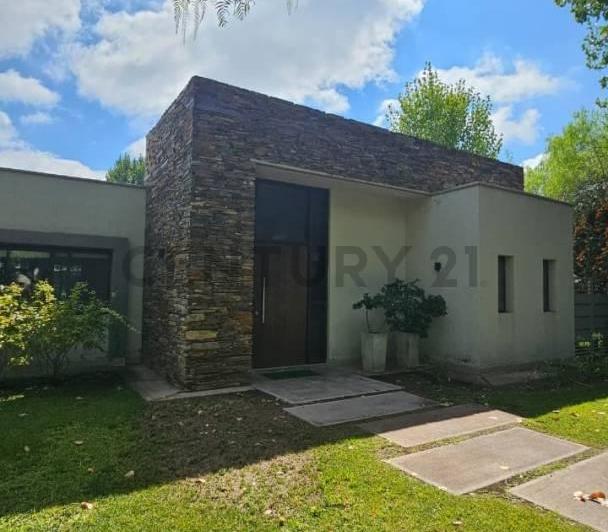 Casa · 211m² · 5 Ambientes · 2 Cocheras