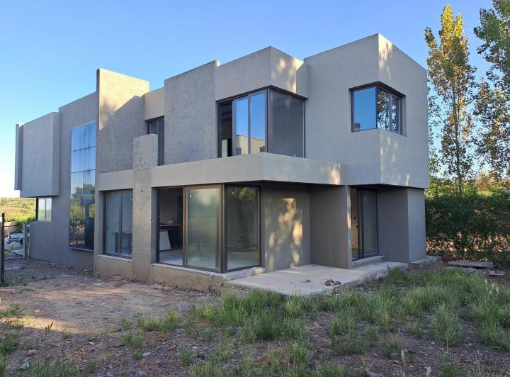Casa · 389m² · 9 Ambientes · 3 Cocheras