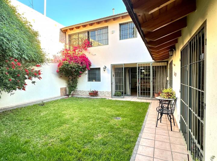 Casa · 184m² · 6 Ambientes · 2 Cocheras