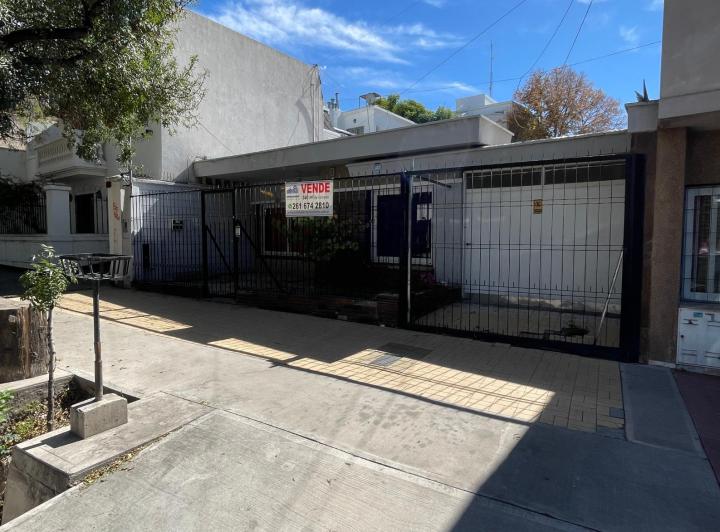Casa · 300m² · 10 Ambientes · 1 Cochera