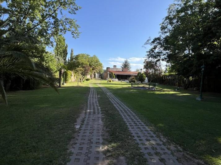 Casa · 1500m² · 20 Ambientes · 8 Cocheras